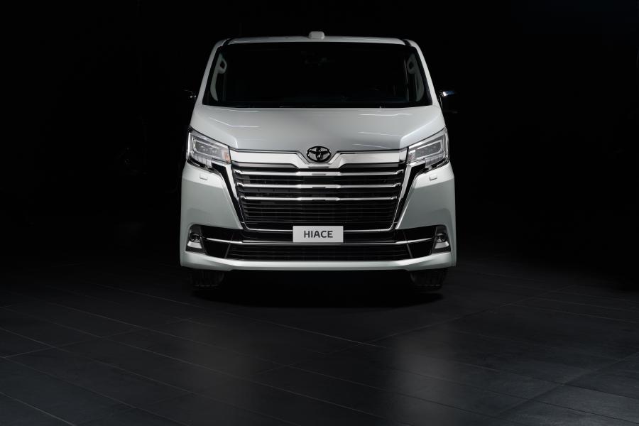  Toyota Hiace VIP 2019 года  (RU) (фото 2 из 7)